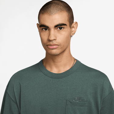 NIKE SPORTSWEAR PREMIUM ESSENTIALS MEN'S POCKET T-SHIRT