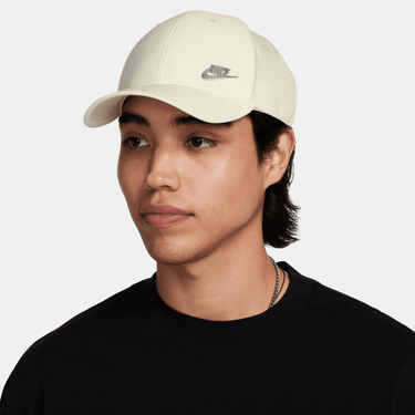 NIKE DRI-FIT CLUB STRUCTURED METAL LOGO CAP
