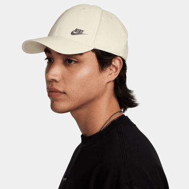 NIKE DRI-FIT CLUB STRUCTURED METAL LOGO CAP