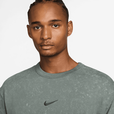NIKE SPORTSWEAR PREMIUM ESSENTIALS MEN'S LONG-SLEEVE T-SHIRT