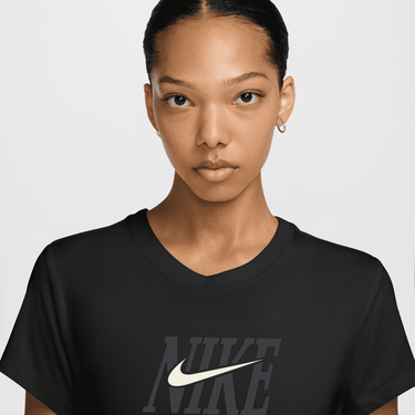 NIKE SPORTSWEAR WOMEN'S SLIM SHORT-SLEEVE GRAPHIC T-SHIRT