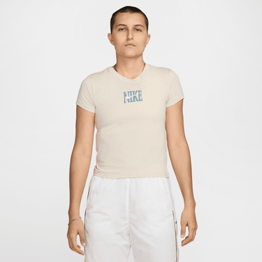 NIKE SPORTSWEAR WOMEN'S SLIM SHORT-SLEEVE GRAPHIC T-SHIRT