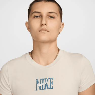 NIKE SPORTSWEAR WOMEN'S SLIM SHORT-SLEEVE GRAPHIC T-SHIRT